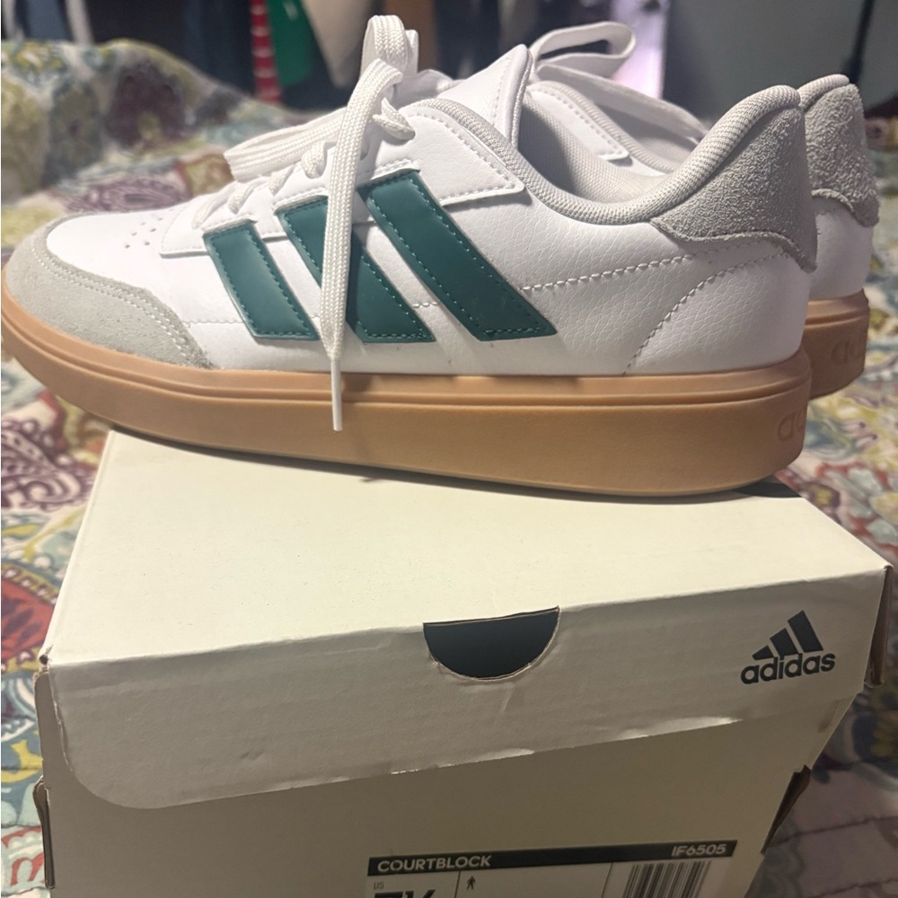 EUC Adidas Court Block